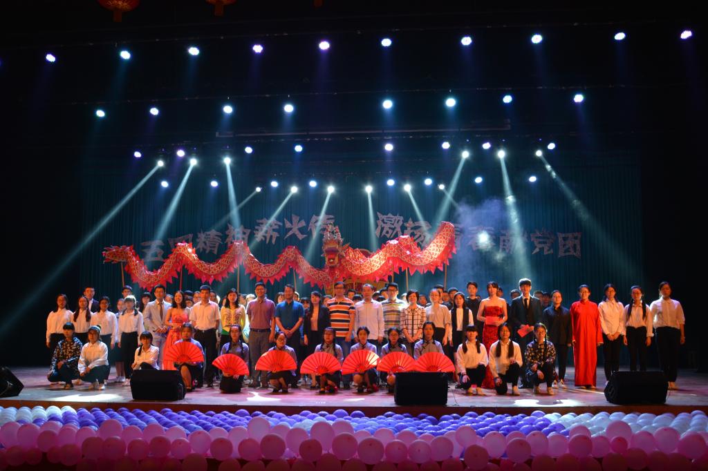 领导嘉宾及演员合照