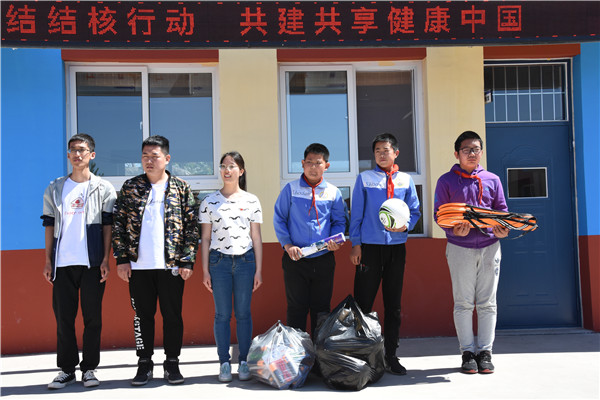 毕业班党员向石岭小学捐赠体育用品