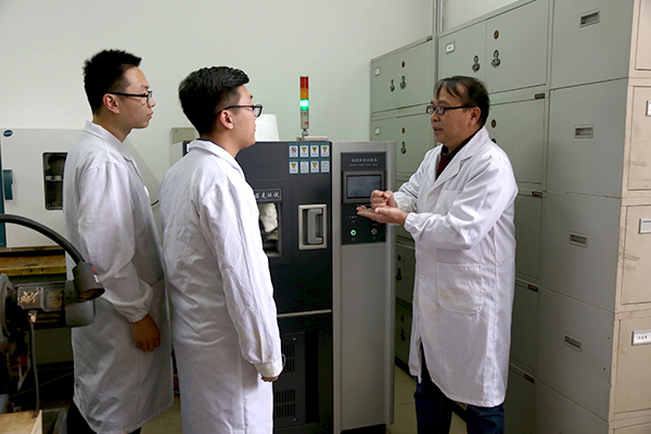 王青峰与学生在实验室做实验(亚博体育 蔡常山/摄)